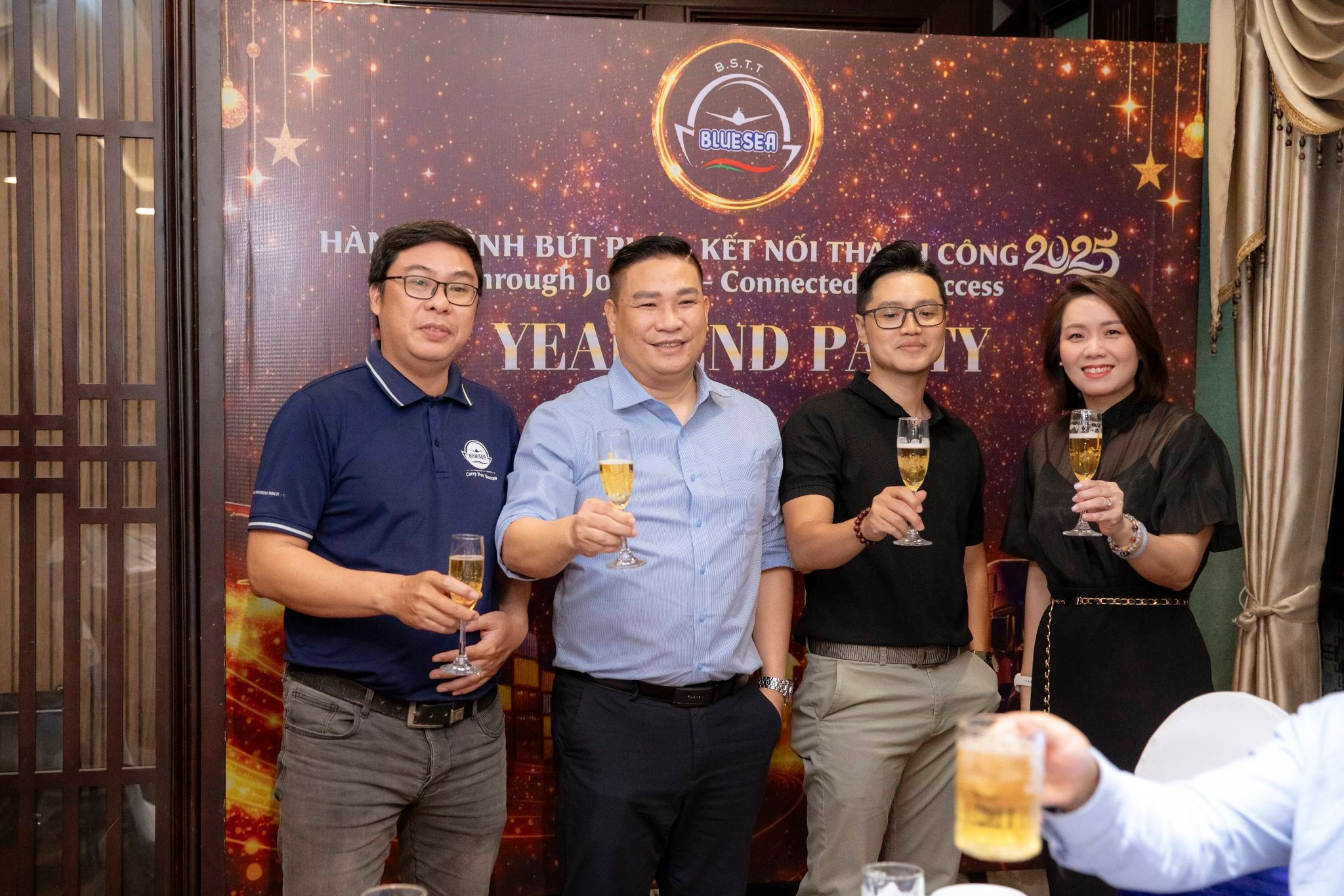 Trao giấy khen nhân viên xuất sắc