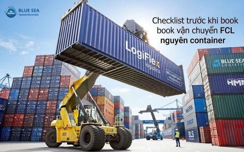 Hình ảnh thực tế nhân viên logistics kiểm tra tình trạng vỏ container trước khi đóng và vận chuyển hàng