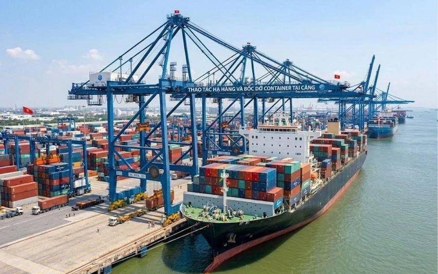 Thao tác hạ hàng và bốc dỡ container tại cảng biển
